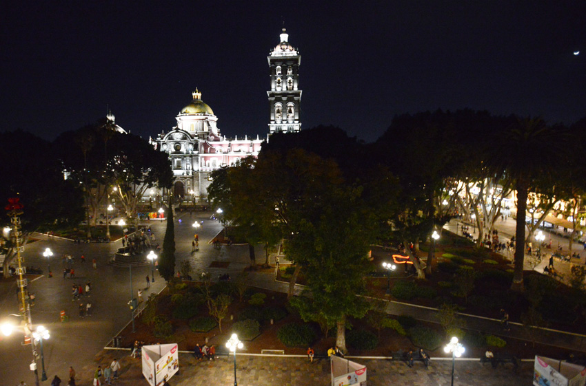 Vista nocturna de la Catedral de Nuestra Señora de la Inmaculada Concepción en Puebla. (Salatiel Barragán)