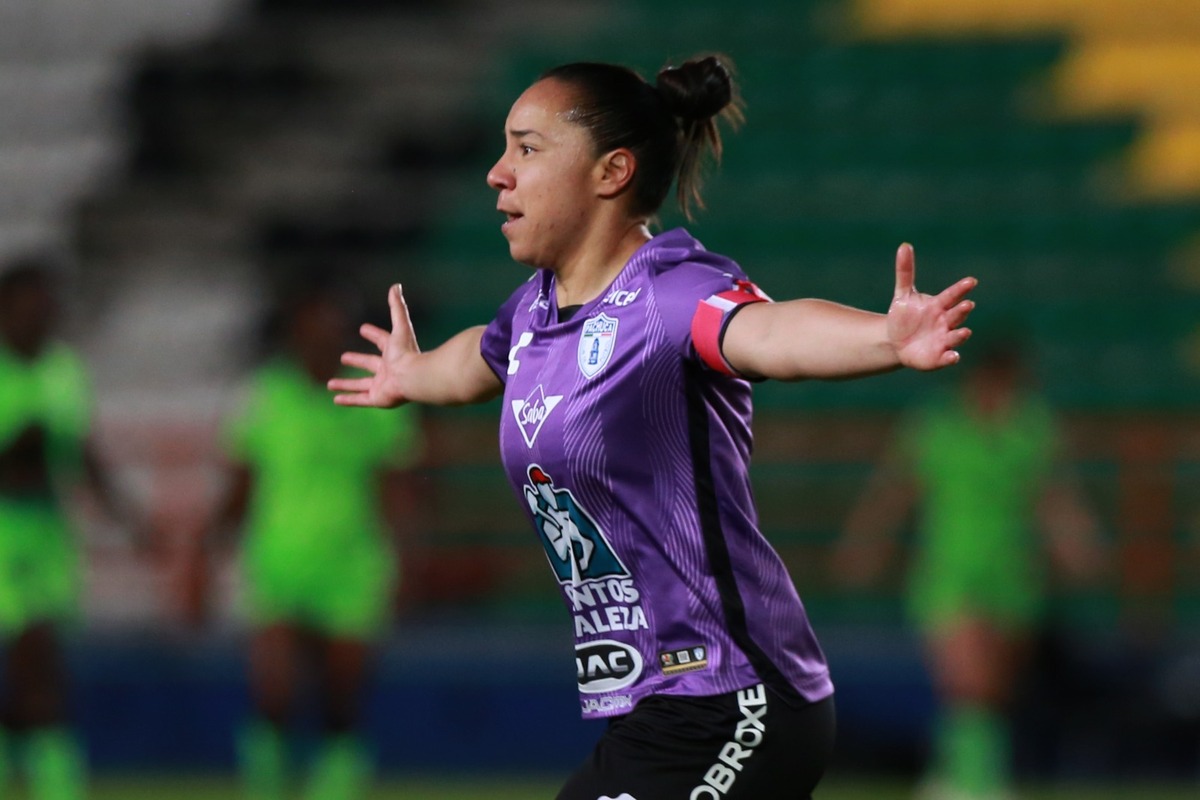 Charlyn Corral se sobre puso al gol anulado y abrió el marcador para las Tuzas  (Jorge Sánchez)