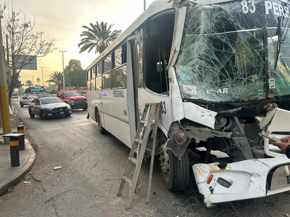 El accidente que dejó daños materiales cuantiosos. (Especial)