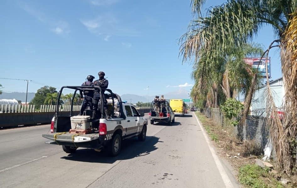 Elementos de seguridad escoltan a los migrantes rescatados hacia el Instituto Nacional de Migración | Cortesía
