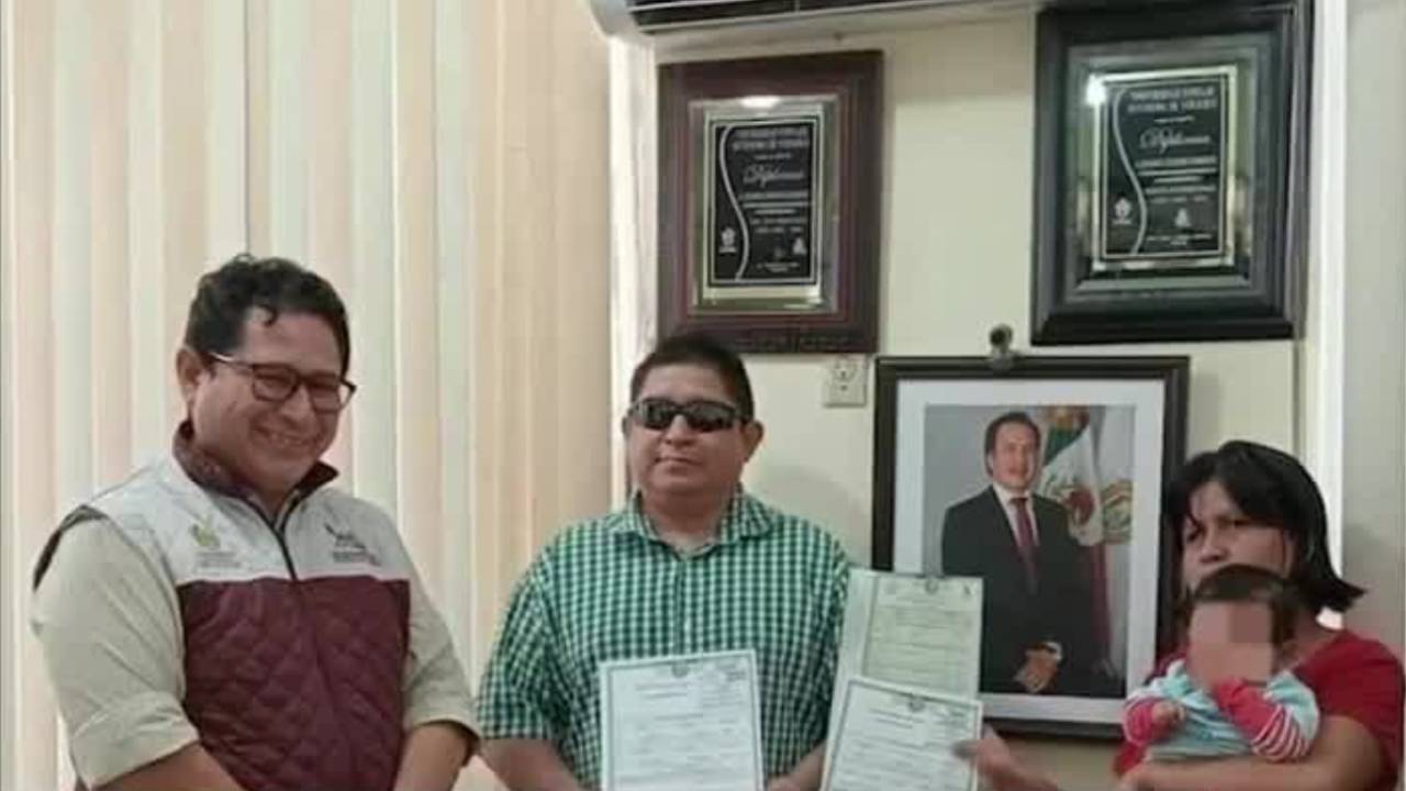 Entregan actas de matrimonio y nacimiento en Braille a pareja invidente en Veracruz