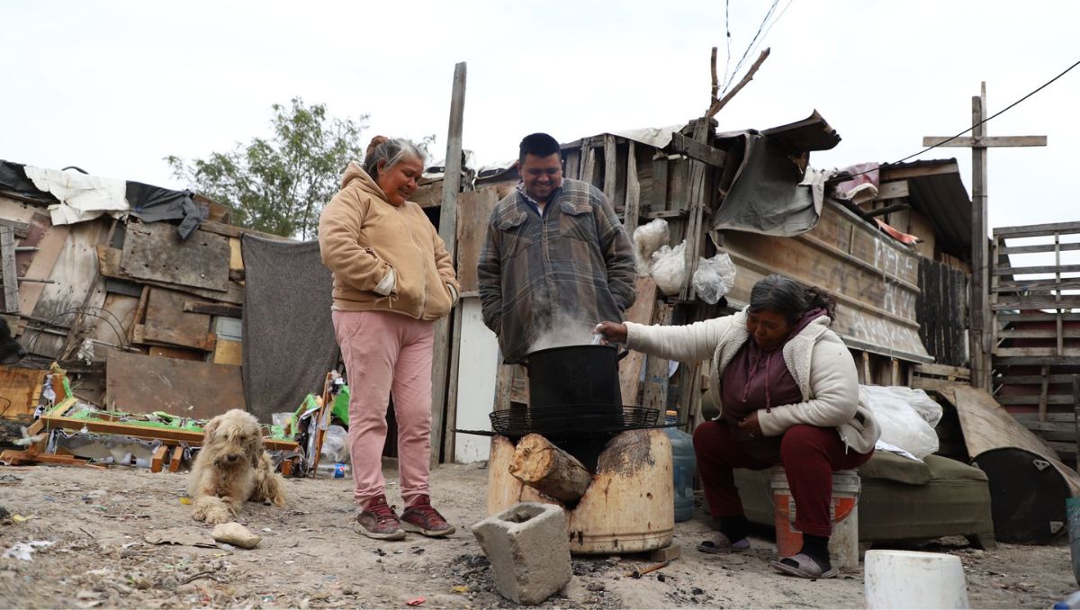 La familia tiene que ir hasta la casa de un tío para encender la fogata ya que por la ubicación de su tejabán el fuego es peligroso. Jorge López