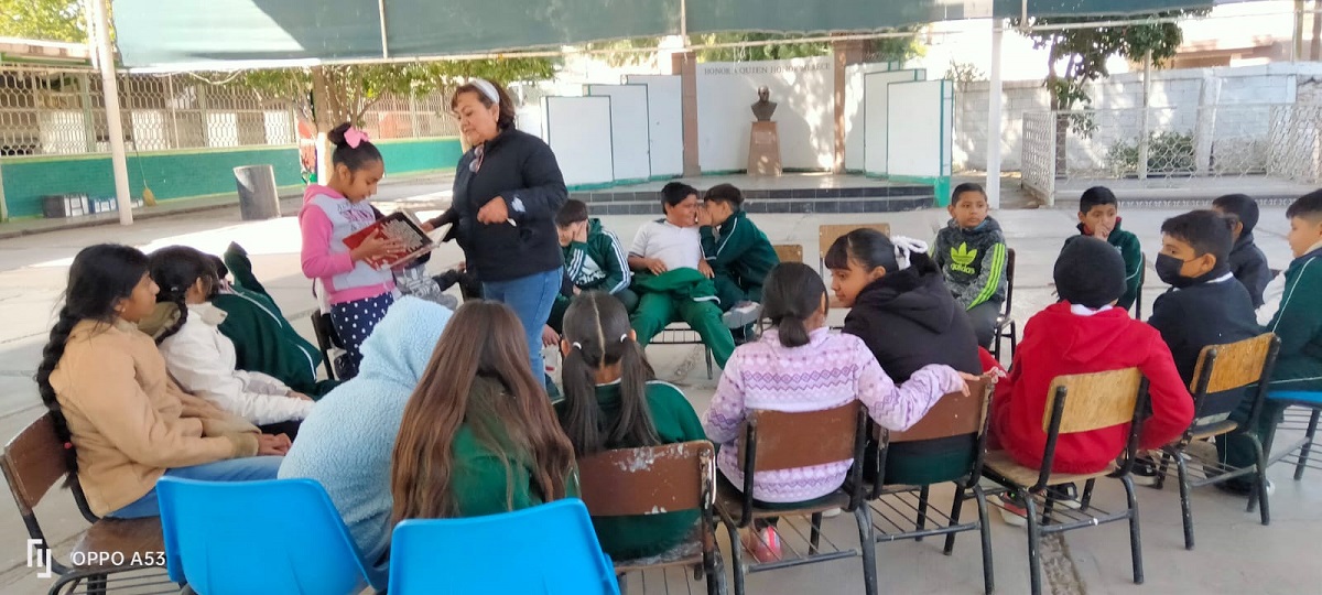 María Jiménez García junto con los estudiantes de quinto grado de la Escuela Primaria Nazario Ortiz Garza. (cortesía)