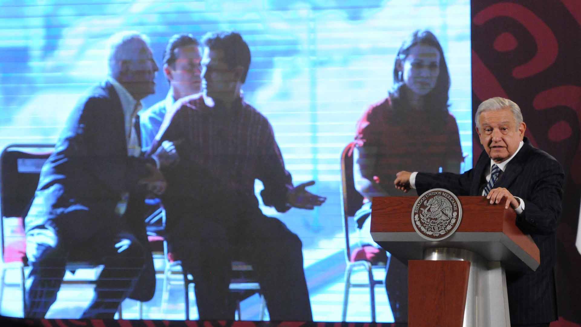 “Miren la arrogancia a un presidente”: AMLO expone imagen Peña con un empresario de OHL