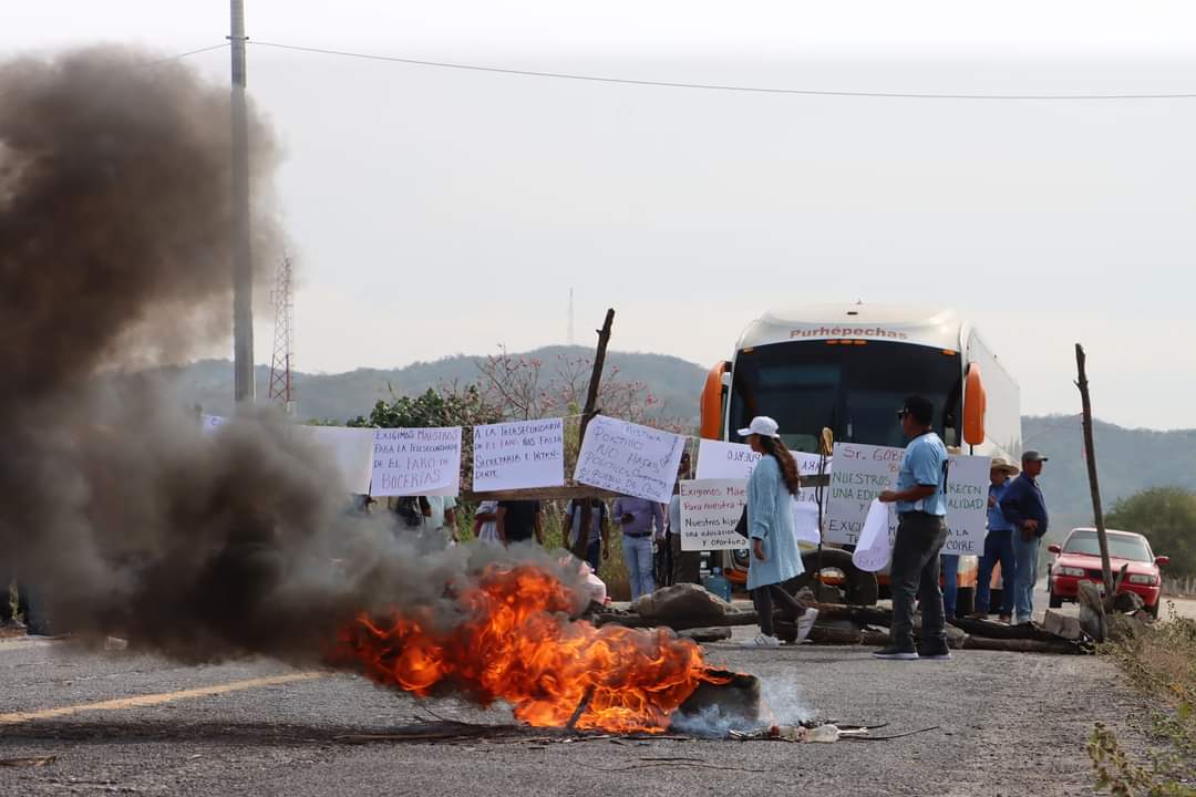 Realizan plantón indefinido en carretera Michoacán-Colima ante escasez de maestros | Especial