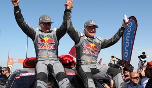 El español Carlos Sainz ganó este viernes su cuarto título del Rally Dakar a los 61 años, junto a su compañero Lucas Cruz