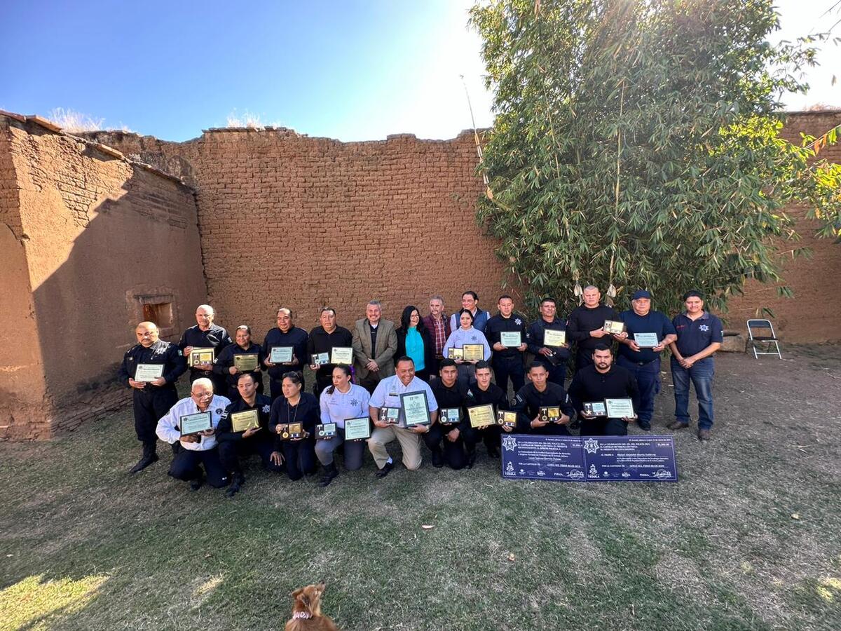 Entrega reconocimientos a elementos de seguridad.