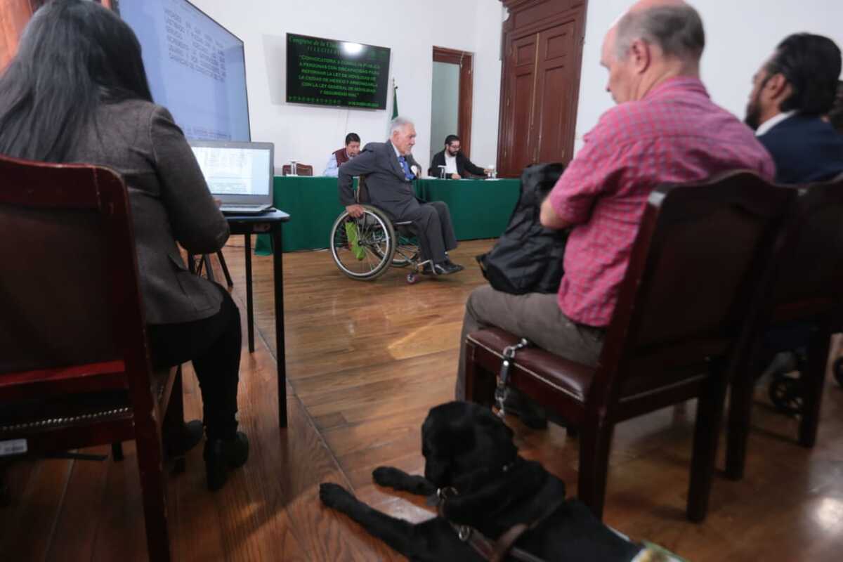 Miguel Ángel Macedo de Morena y Royfid Torres de Movimiento Ciudadano escucharon a los ciudadanos. | Foto: Jesús Quintanar