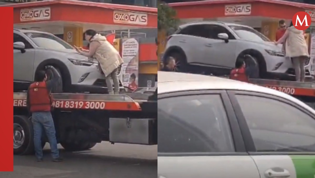 Mujer sube a grúa para evitar que lleven su auto en Monterrey. Foto: Especial