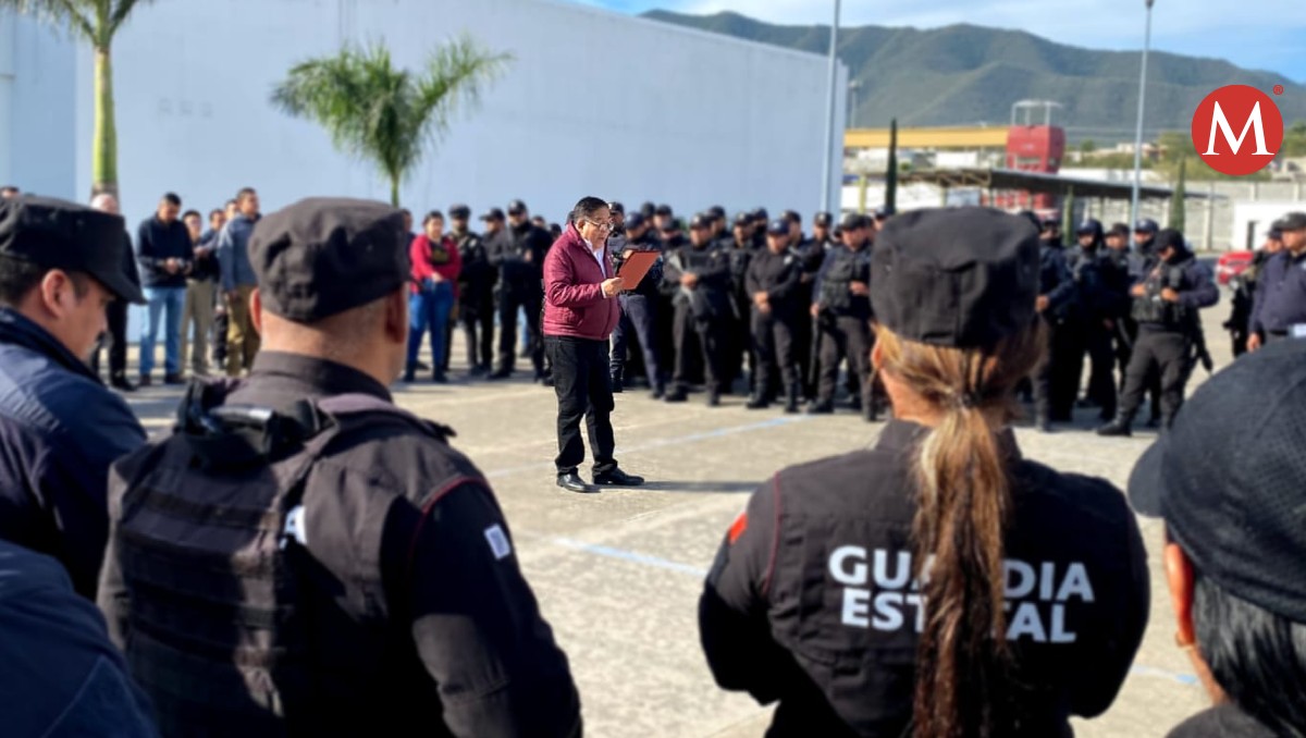 Secretario de Seguridad atiende protesta de policías de Tamaulipas.
