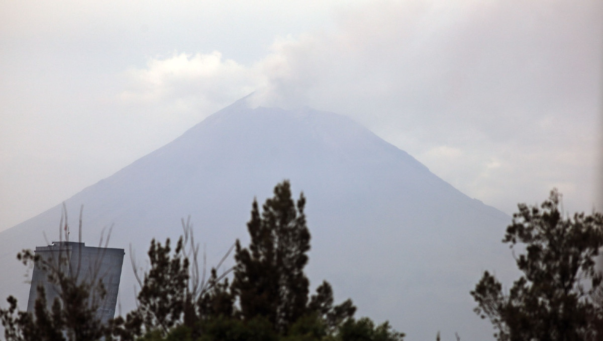 Vista del volcán Popocatépetl a pesar de la mala calidad del aire | Andrés Lobato
