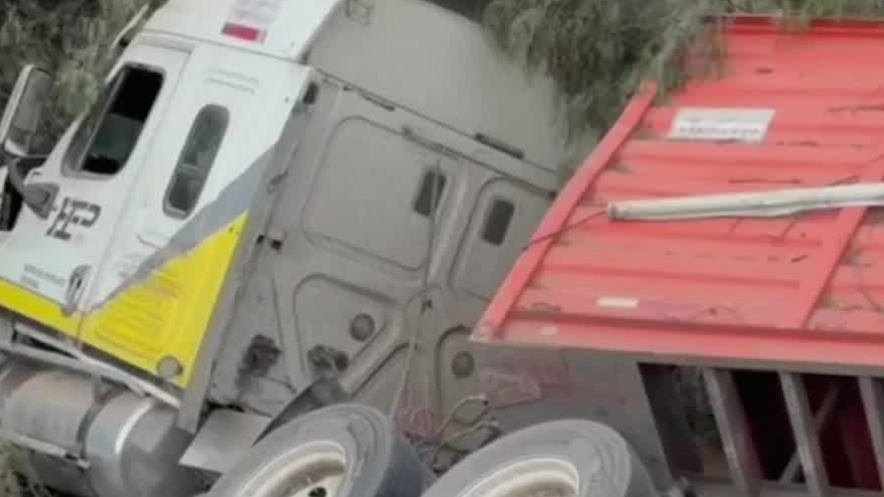 Vuelca tráiler cargado con cebada en la autopista México-Pirámides