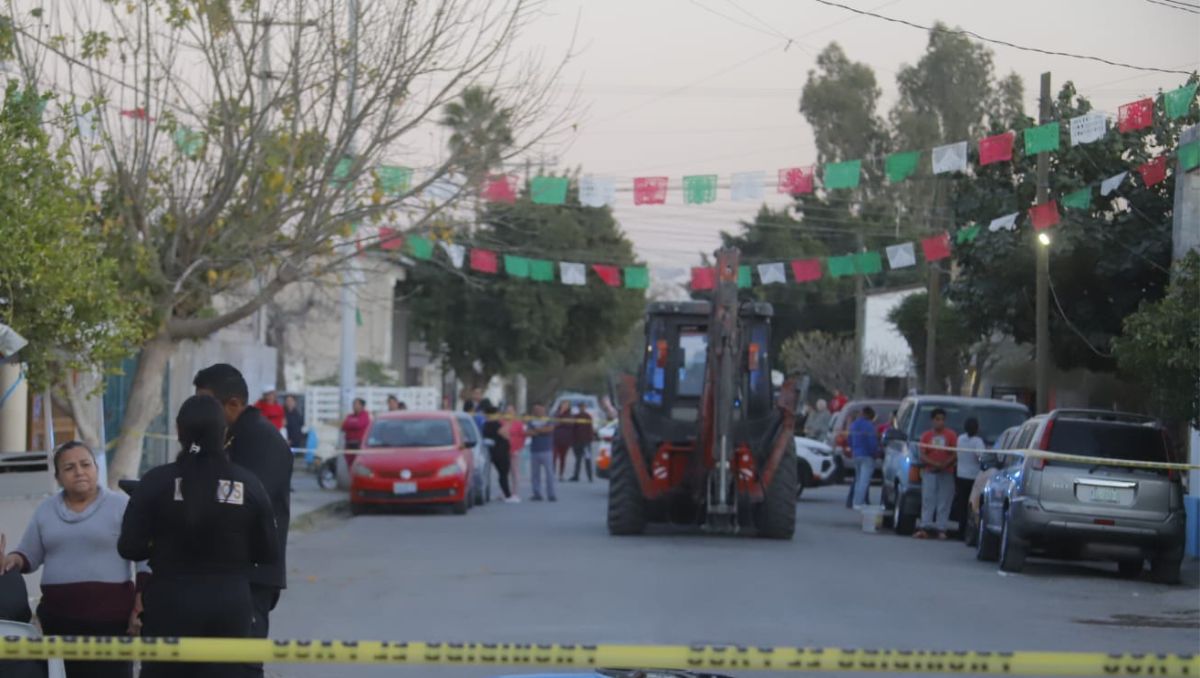 Accidentes en Torreón: adulto mayor muere arrollado por retroexcavadora en la colonia Eduardo Guerra.