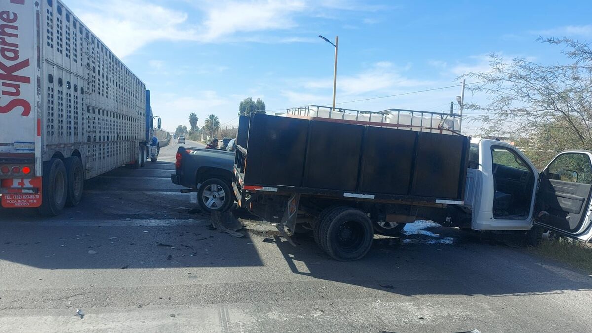 Choque en la carretera Torreón-San Pedro entre una camioneta pick up y un camión tipo torton.