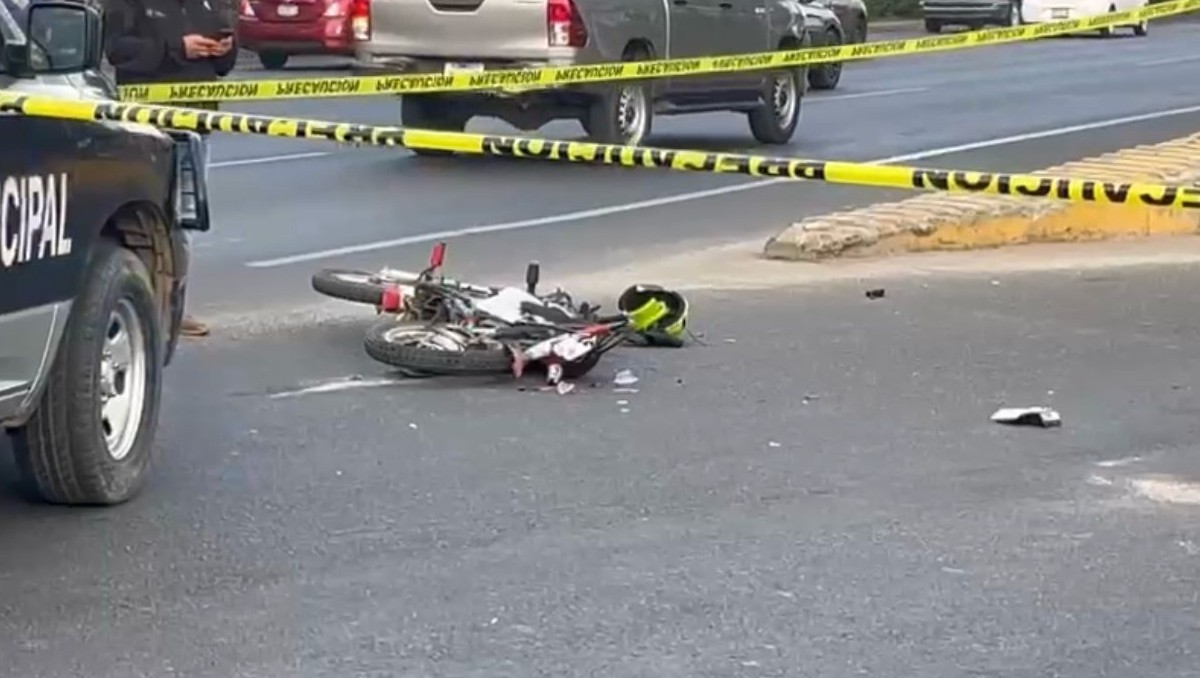 Así quedó la motocicleta tras el choque sobre carretera a Chapala en Tlaquepaque (Pablo Núñez)