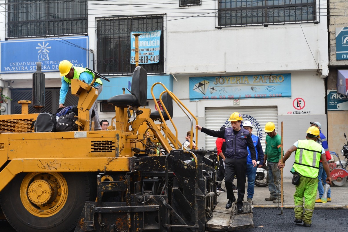 El alcalde de Coyoacán, Giovani Gutiérrez, dio el banderazo de inicio a las obras de reencarpetado.