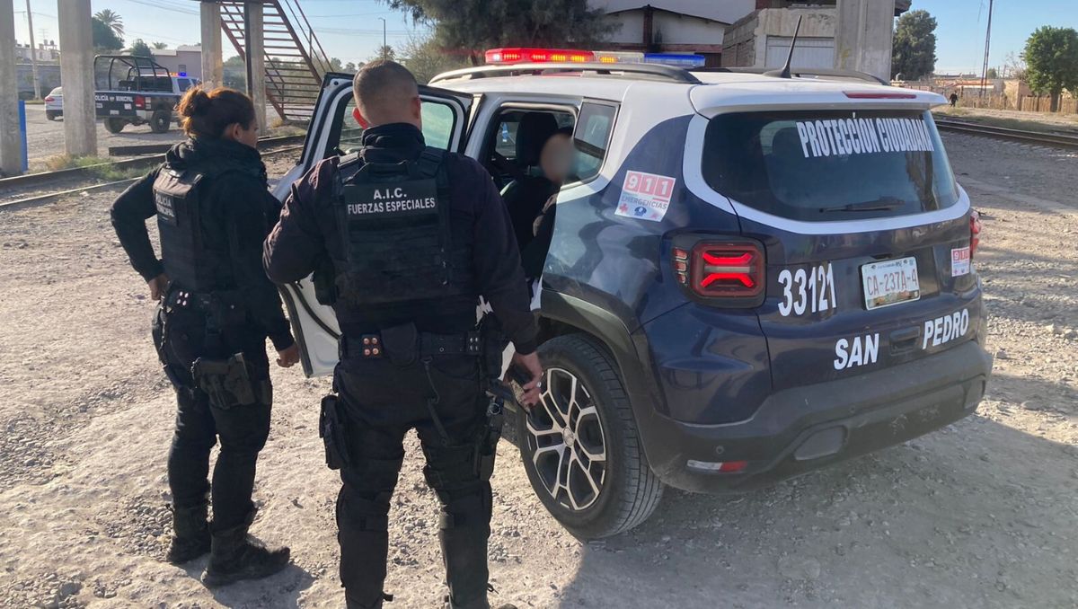 Policías rescatan a joven en puente peatonal.