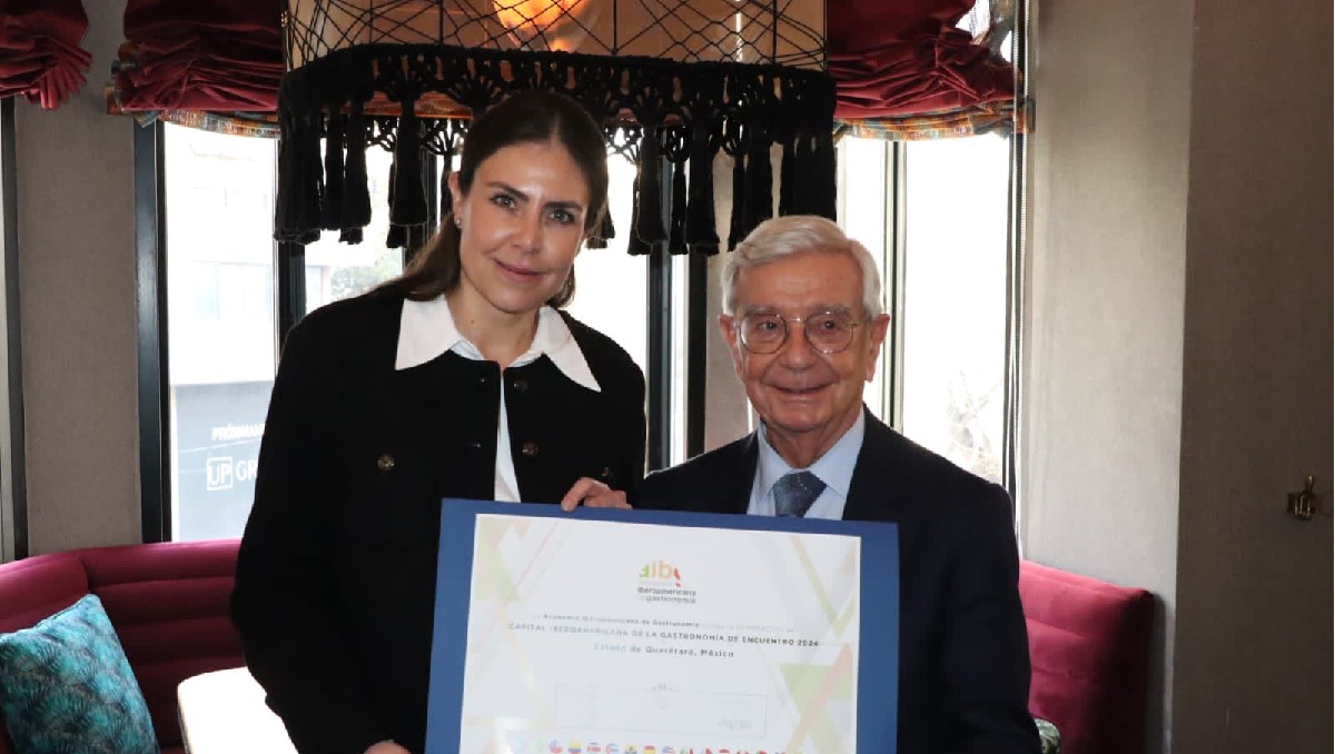 Adriana Vega Vázquez, secretaria de Turismo de Querétaro y  Rafael Ansón , presidente de la Academia Iberoamericana de Gastronomía. Foto (Especial)