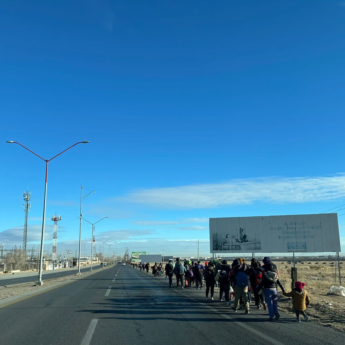 La caravana migrante arribo a las 8:30 horas a Ciudad Juárez sobre la carretera Panamericana.