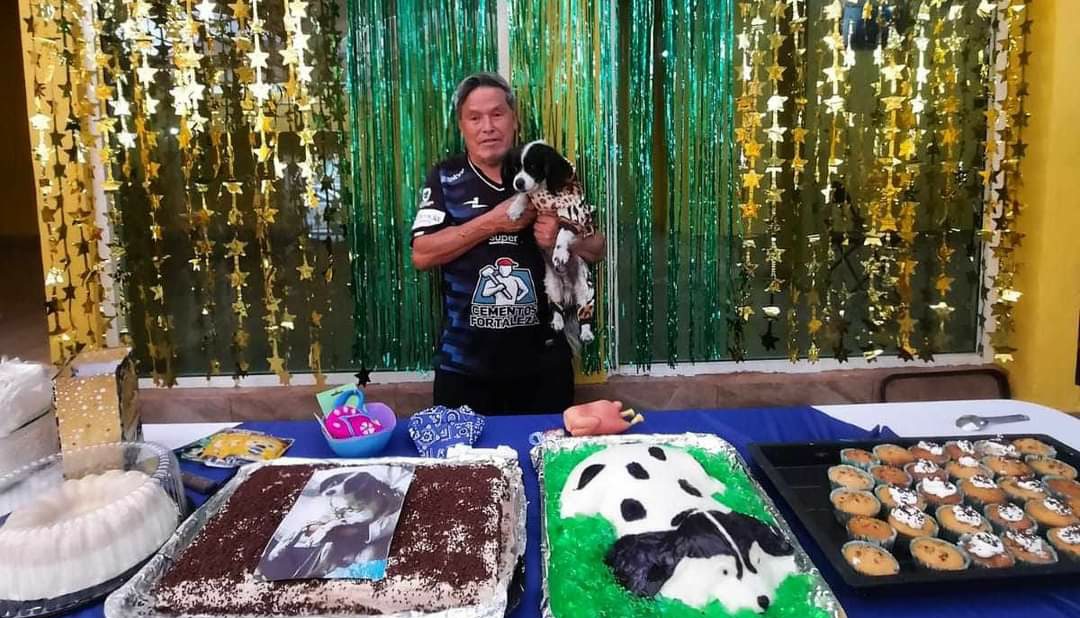Celebran cumpleaños a perrito en Pachuca.