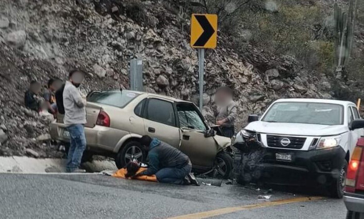 Choque en la carretera Zimapán-Tasquillo.