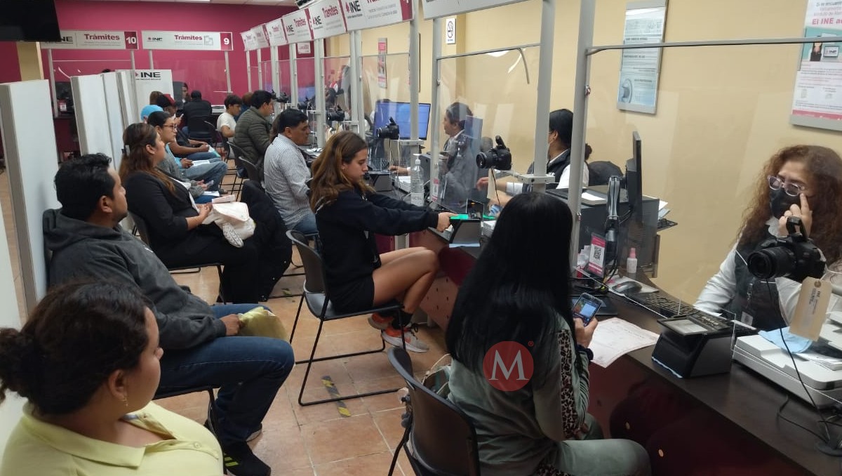 Ciudadanos acuden a INE en Tampico para tramitar credencial para votar