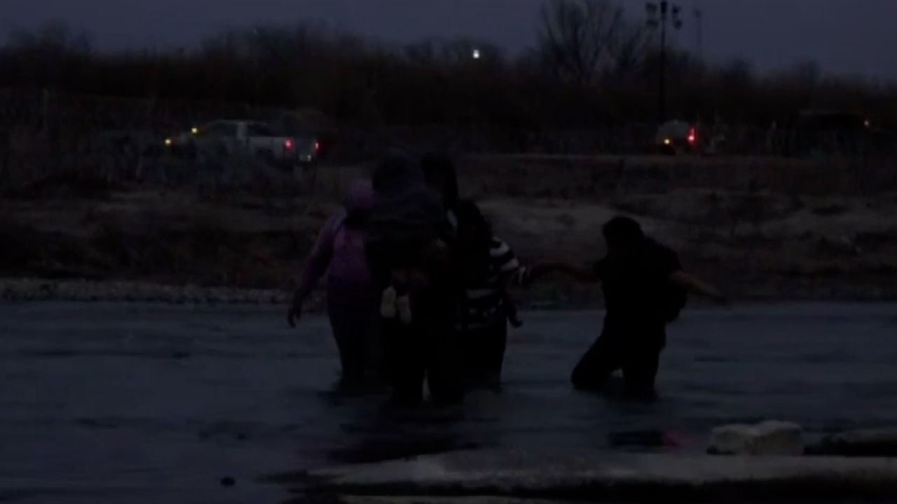 Migrantes siguen cruzando el Río Bravo pese a temperaturas de -2 grados