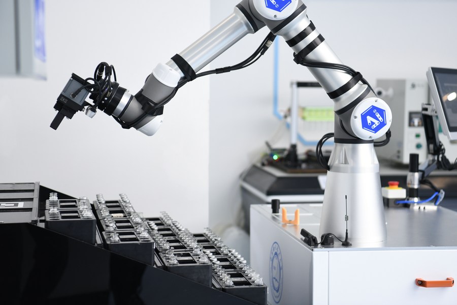 El sistema AI-Chemist realiza un experimento químico en un laboratorio de la Universidad de Ciencia y Tecnología de China en Hefei.| Xinhua/Zhang Duan