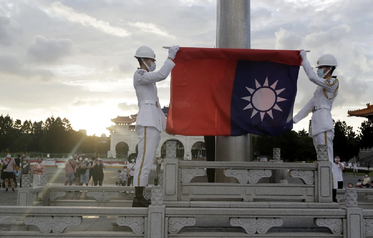 Soldados de Taiwán en ceremonia naval (AP)