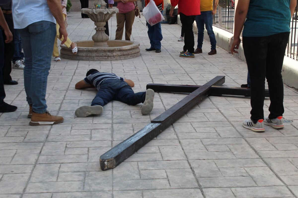 Actores preparandose para 'vía crucis viviente' en Lerdo. | Especial