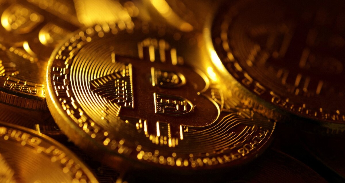 Representación del bitcoin, la criptomoneda más utilizada en el mundo. Octubre de 2023. Foto: (Reuters)