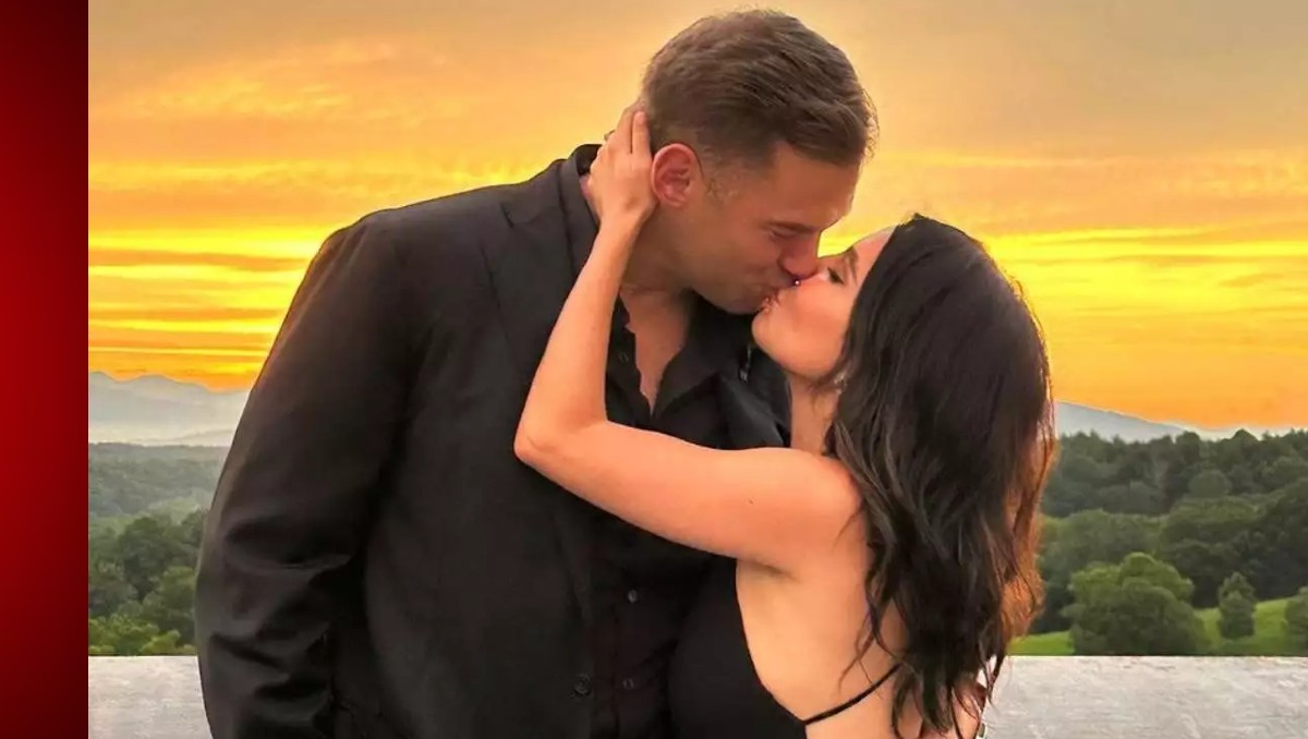 Martha Higareda y su prometido paseando en San Miguel