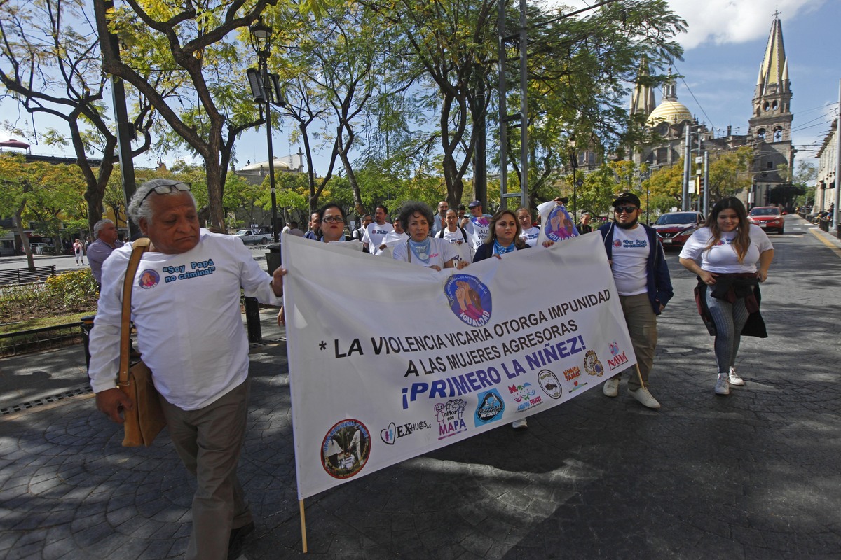 Protestan contra la Ley Vicaria a las afueras del Congreso de Jalisco (Fernando Carranza)