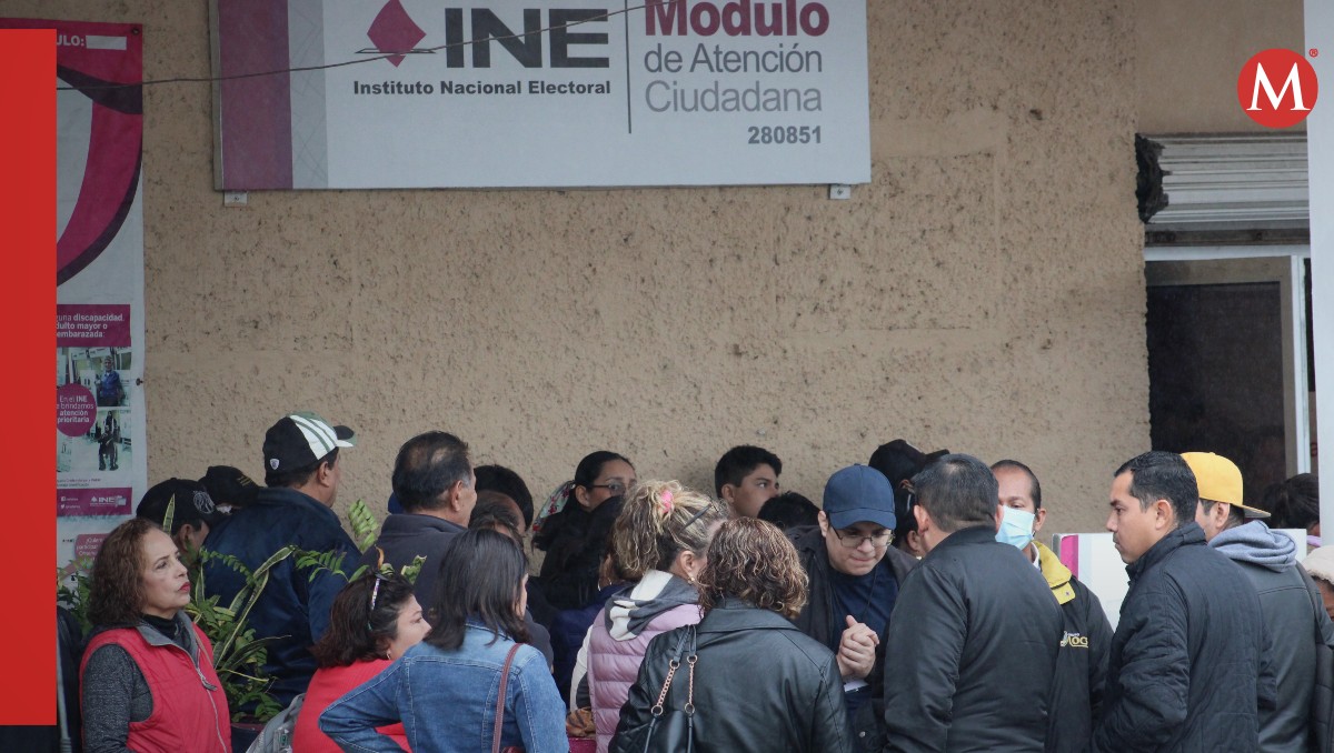 Ayer fue el último día para renovar las credenciales de elector y las filas en el INE siguieron hasta la medianoche. (Sergio Sánchez)