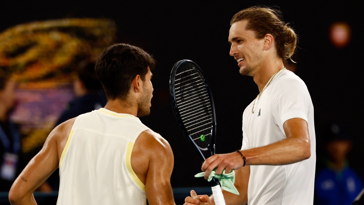 Alexander Zverev elimina a Carlos Alcaraz en cuartos de final del Abierto de Australia (Reuters)