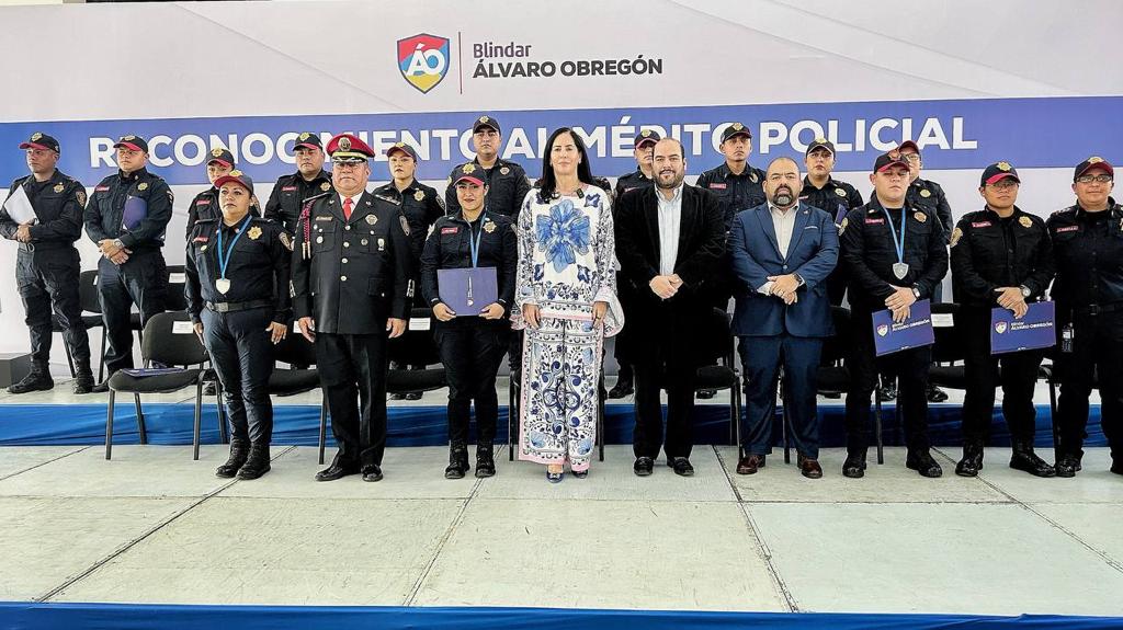 En el evento se galardono a un total de 15 elementos, siete mujeres y ocho hombres.