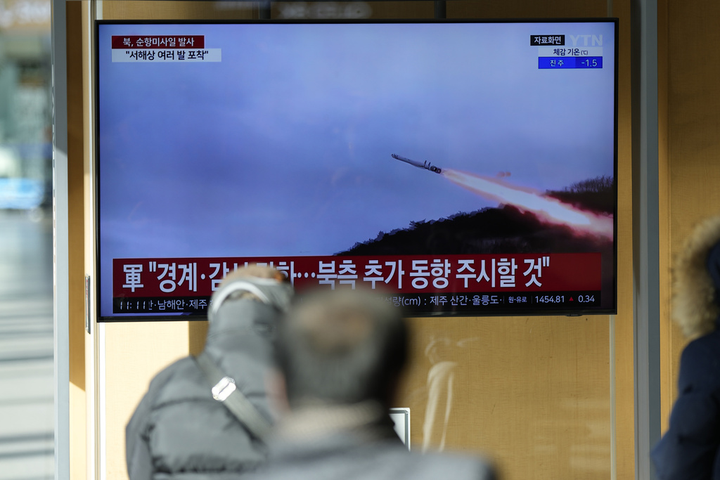 Una pantalla de televisión muestra un reporte sobre el lanzamiento de misiles de crucero por parte de Corea del Norte | AP