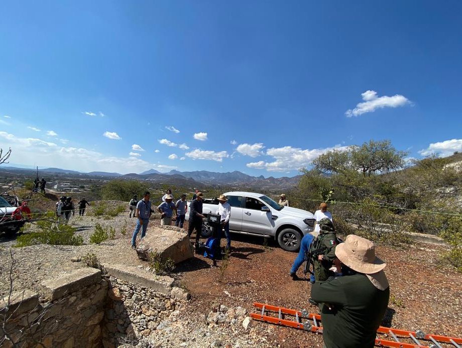 Personal de la Procuraduría de Hidalgo en la fosa clandestina de Cardonal. (Cortesía)
