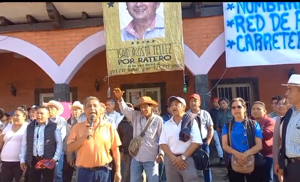 Pobladores protestan en la presidencia municipal de Calnali.