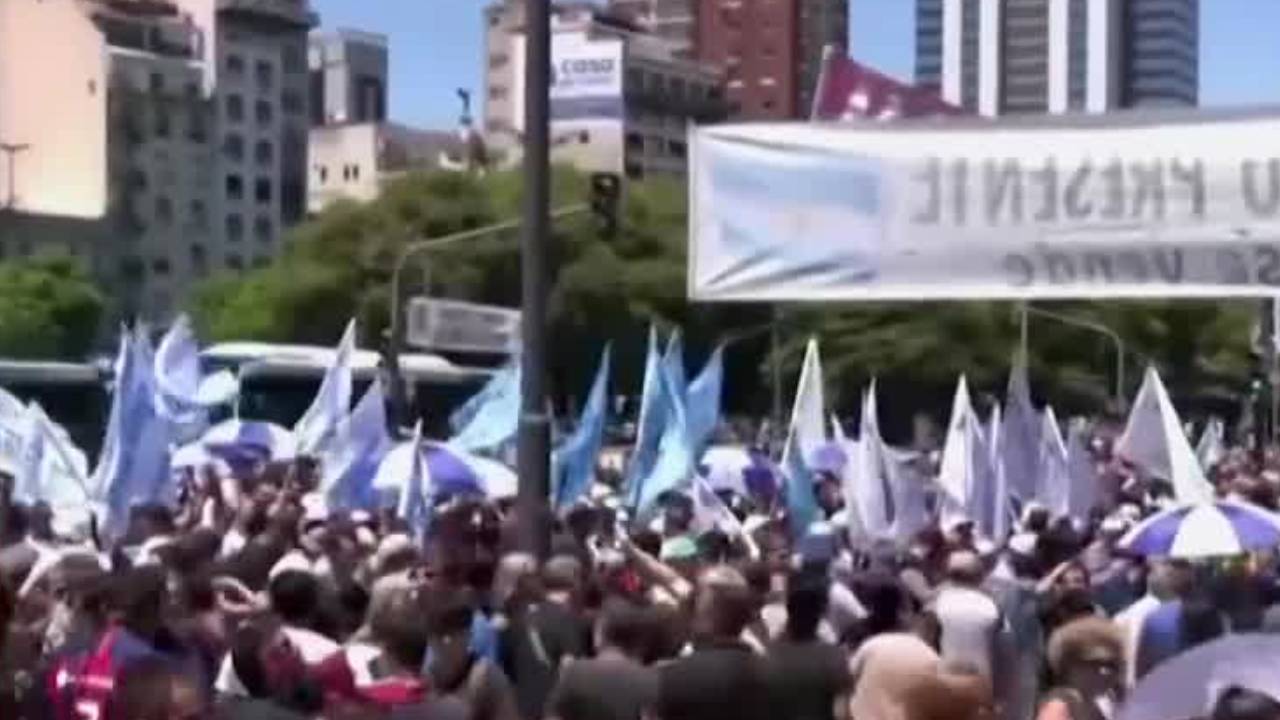 ¿Por qué se realizó una huelga nacional en contra del presidente Javier Milei?