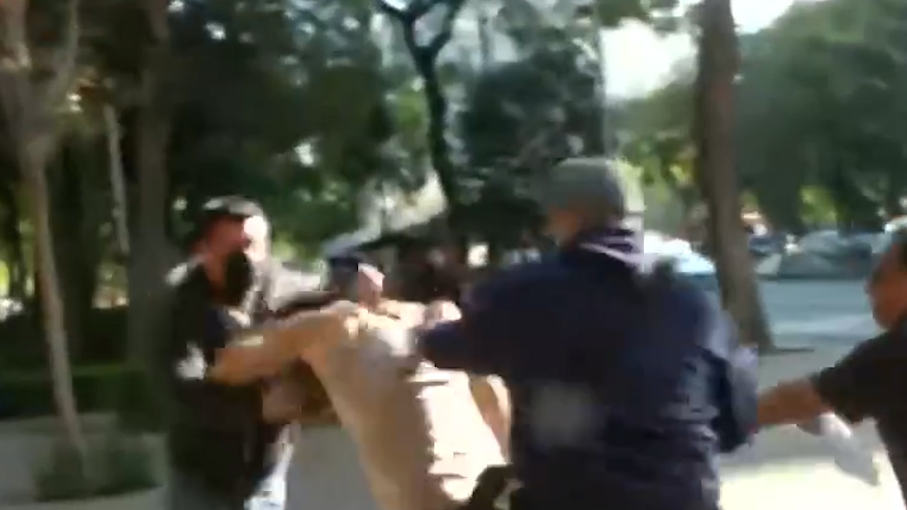 Protestas en Consulado de Argentina en CdMx terminan en golpes