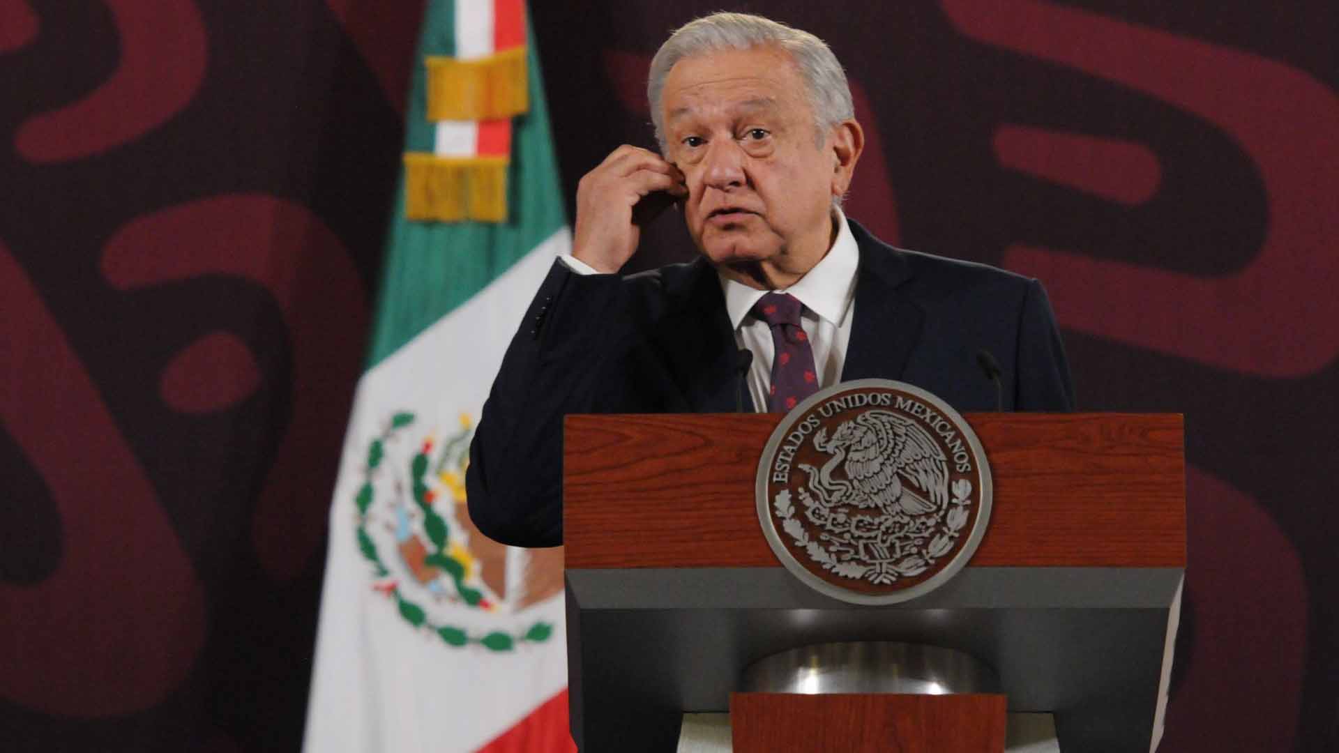 AMLO anuncia que presentación de iniciativas el 5 de febrero se realizará en Palacio Nacional