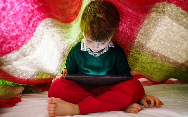 Exponer a los niños a la luz azul de las pantallas afectaría a la producción de melatonina. (cortesía)