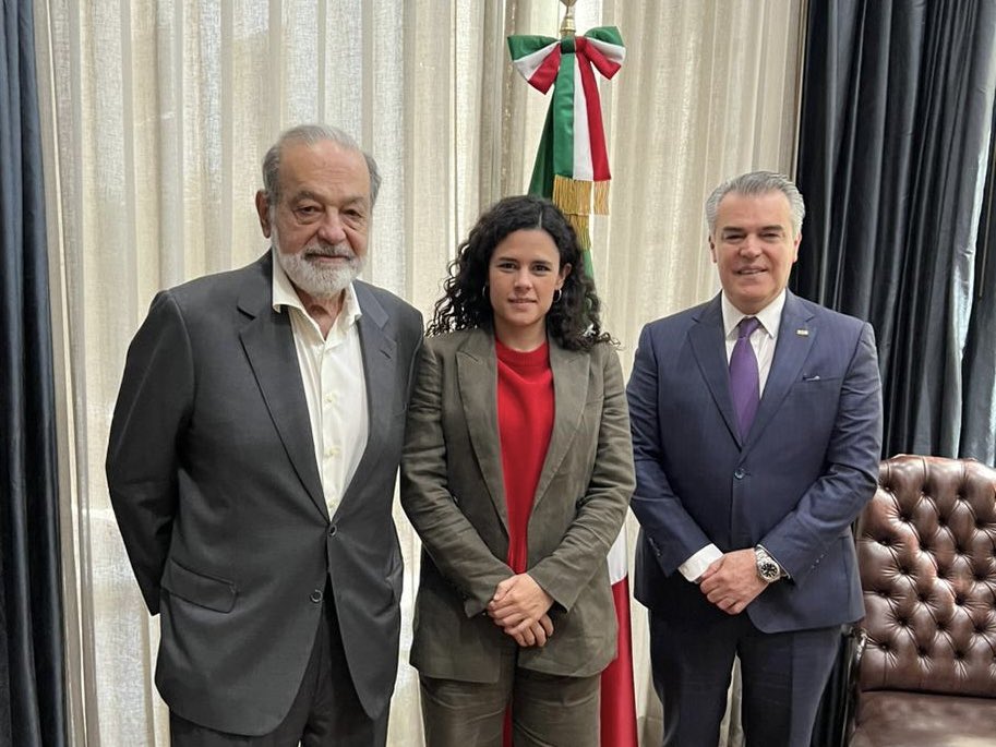 Francisco Cervantes y Luisa María Alcalde junto a Carlos Slim. (X)