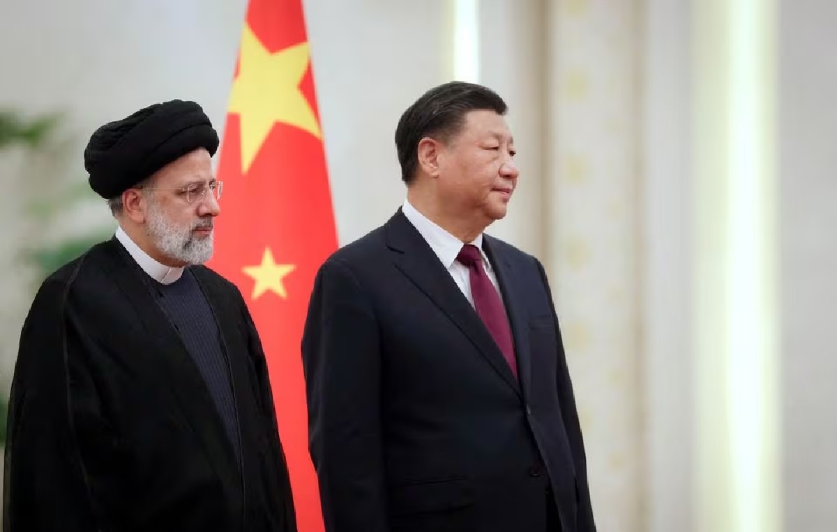 Presidente iraní, Ebrahim Raisi, junto a su homólogo chino, Xi Jinping (Reuters)