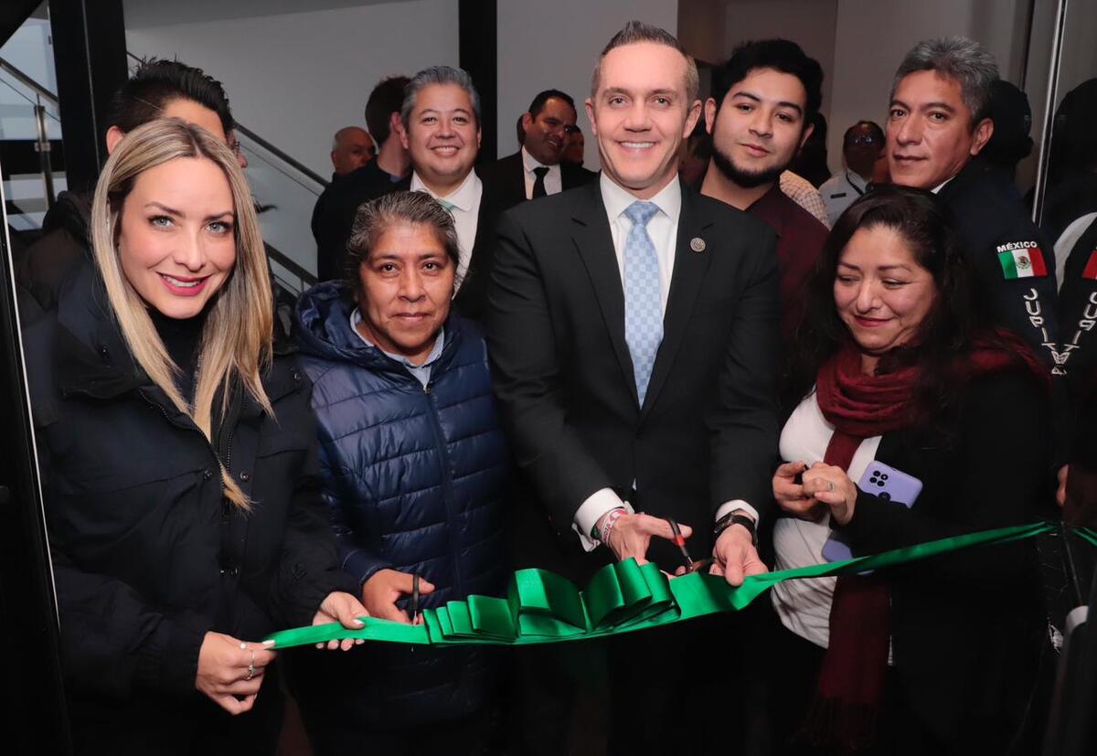 Rubalcava entrega oficinas a trabajadores de Administración y Comunicación Social