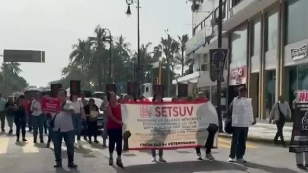 Trabajadores de la Universidad Veracruzana marchan advirtiendo irse a huelga