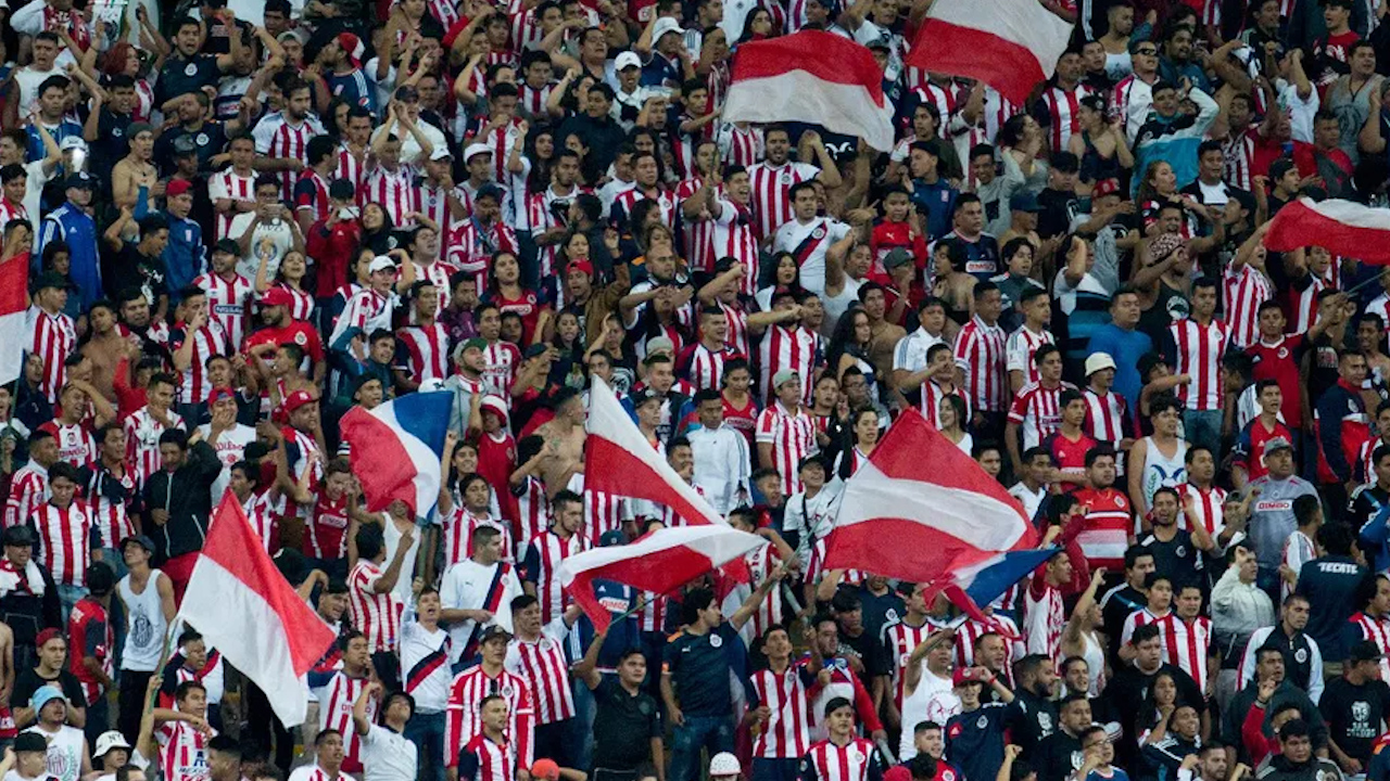 Aficionados de Chivas agotan boletos para la presentación del 'Chicharito' Hernández