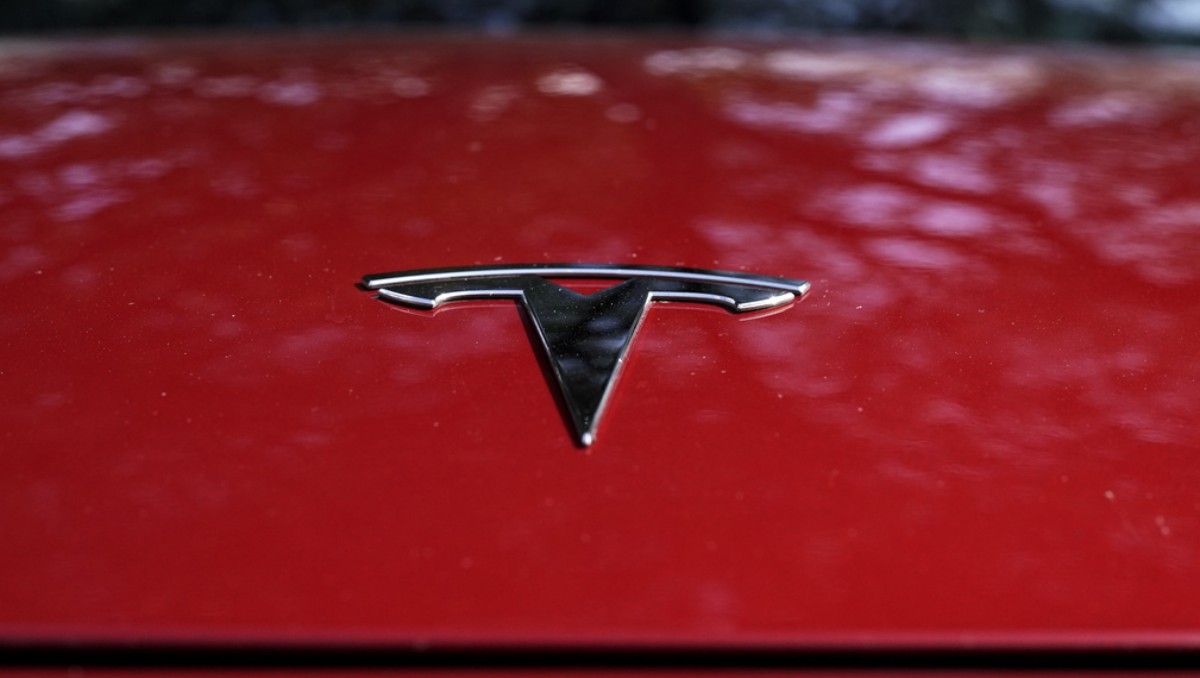Logo de Tesla, en un auto expuesto en Austin, Texas. Febrero de 2023. Foto: (AP)
