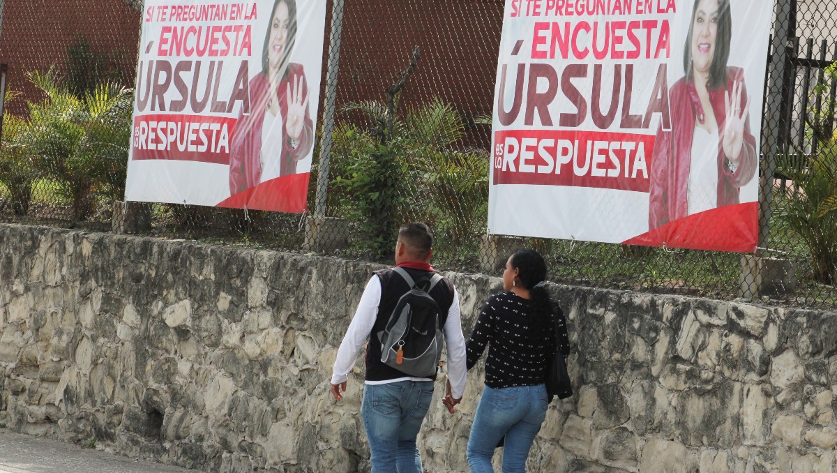 Mantas de aspirantes a la presidencia municipal de Tampico por Morena. (Yazmín Sánchez)